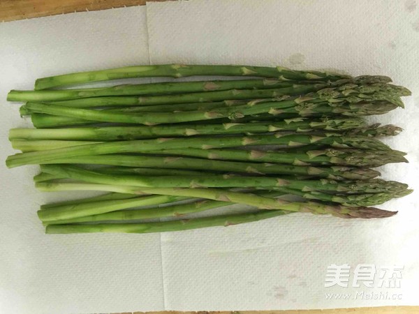 <a href=/shicai/rouqin/PeiGen/index.html target=_blank><u>培根</u></a><a href=/shicai/shucai/LuSun/index.html target=_blank><u>芦笋</u></a>卷的做法