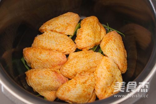 #苏泊尔#盐焗<a href=/shicai/rouqin/JiChi/index.html target=_blank><u>鸡翅</u></a>的做法