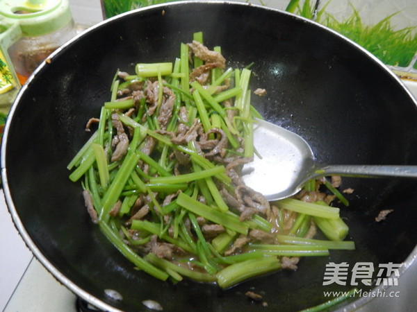 <a href=/shicai/shucai/QinCai/index.html target=_blank><u>芹菜</u></a>炒<a href=/shicai/rouqin/NiuRou/index.html target=_blank><u>牛肉</u></a>丝的做法