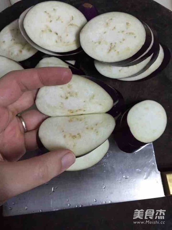 <a href=/shicai/guopin/BaiXiangGuo/index.html target=_blank><u>百香果</u></a>烩茄盒的做法