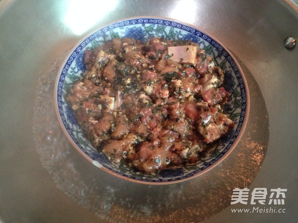 <a href=/shicai/shucai/ZiSu/index.html target=_blank><u>紫苏</u></a>蒸<a href=/shicai/rouqin/PaiGu/index.html target=_blank><u>排骨</u></a>的做法