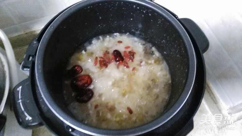 <a href=/shicai/guopin/Tao/index.html target=_blank><u>桃</u></a>胶<a href=/shicai/shucai/YinEr/index.html target=_blank><u>银耳</u></a>羹的做法