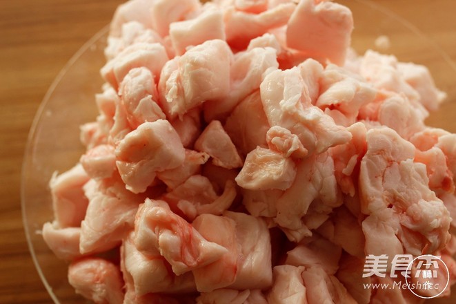 炸一锅翻滚的<a href=/shicai/rouqin/ZhuYou/index.html target=_blank><u>猪油</u></a>的做法