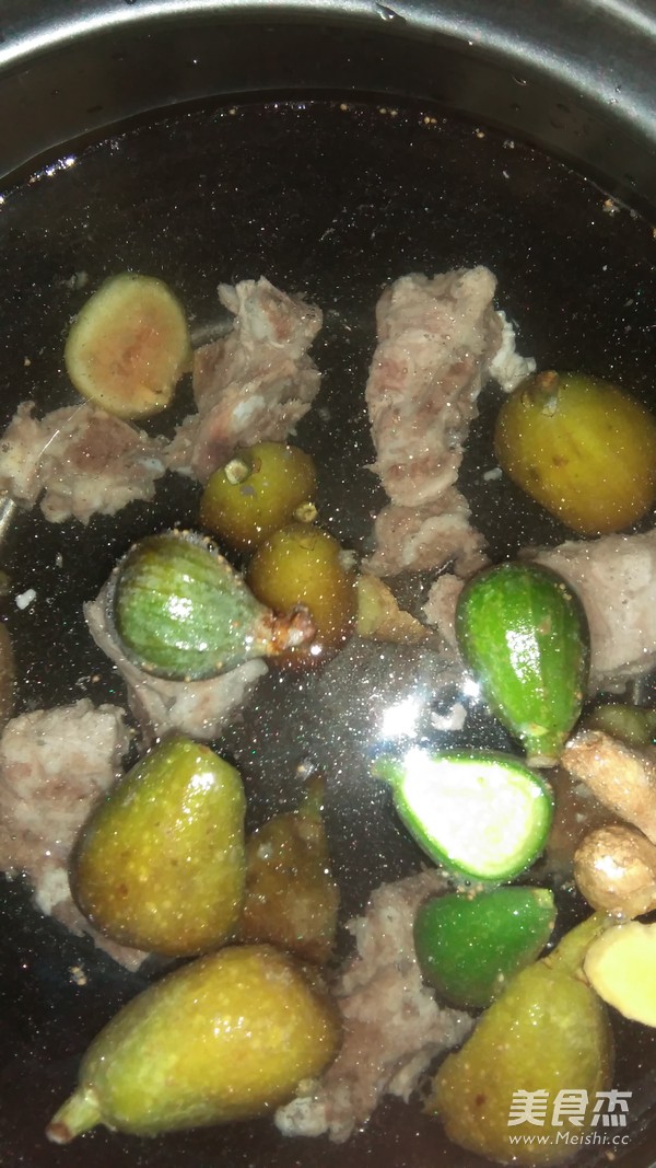 <a href=/shicai/guopin/WuHuaGuo/index.html target=_blank><u>无花果</u></a>炖<a href=/shicai/rouqin/PaiGu/index.html target=_blank><u>排骨</u></a>的做法