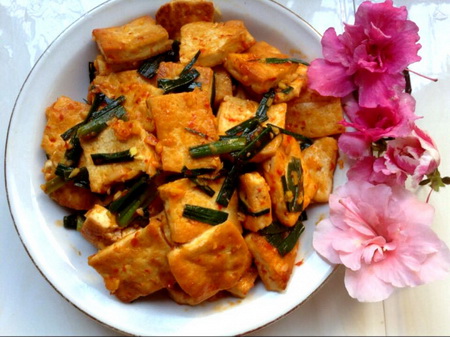 火麻油炒<a href=/shicai/mimian/DouFu/index.html target=_blank><u>豆腐</u></a>的做法