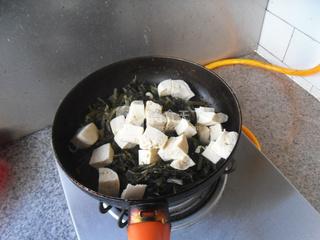 冻<a href=/shicai/mimian/DouFu/index.html target=_blank><u>豆腐</u></a><a href=/shicai/shucai/XueLiHong/index.html target=_blank><u>雪里蕻</u></a>