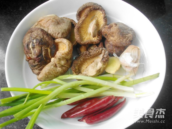 <a href=/shicai/shucai/XiangGu/index.html target=_blank><u>香菇</u></a>焖鸭的做法