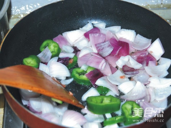 <a href=/shicai/shucai/YangCong/index.html target=_blank><u>洋葱</u></a>炒<a href=/shicai/rouqin/NiuRou/index.html target=_blank><u>牛肉</u></a>片的做法