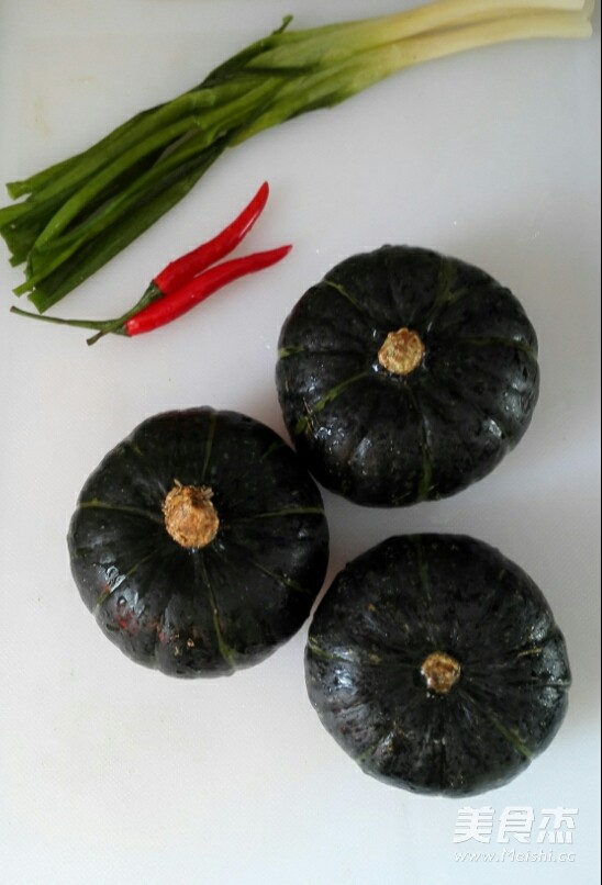 <a href=/shicai/diaoweipin/CongYou/index.html target=_blank><u>葱油</u></a><a href=/shicai/shucai/NanGua/index.html target=_blank><u>南瓜</u></a>的做法