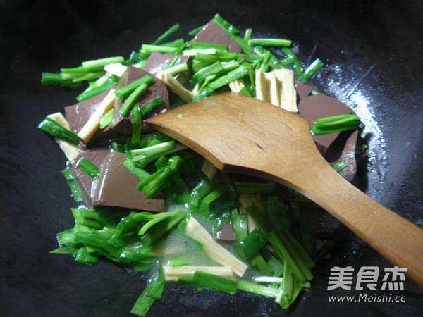 <a href=/shicai/shucai/JiuCai/index.html target=_blank><u>韭菜</u></a><a href=/shicai/mimian/FuZhu/index.html target=_blank><u>腐竹</u></a>煮<a href=/shicai/rouqin/YaXie/index.html target=_blank><u>鸭<a href=/shicai/rouqin/Xue/index.html target=_blank><u>血</u></a></u></a>的做法