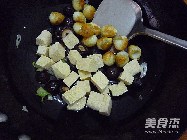 <a href=/shicai/shucai/XiangGu/index.html target=_blank><u>香菇</u></a>冻<a href=/shicai/mimian/DouFu/index.html target=_blank><u>豆腐</u></a>烧<a href=/shicai/rouqin/AnChun/index.html target=_blank><u>鹌鹑</u></a>蛋的做法