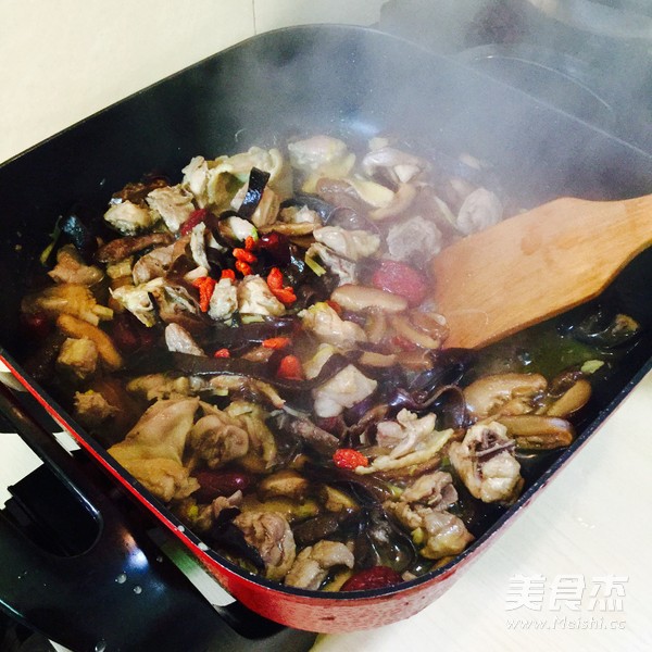 <a href=/shicai/shucai/DongGu/index.html target=_blank><u>冬菇</u></a>焖鸡的做法