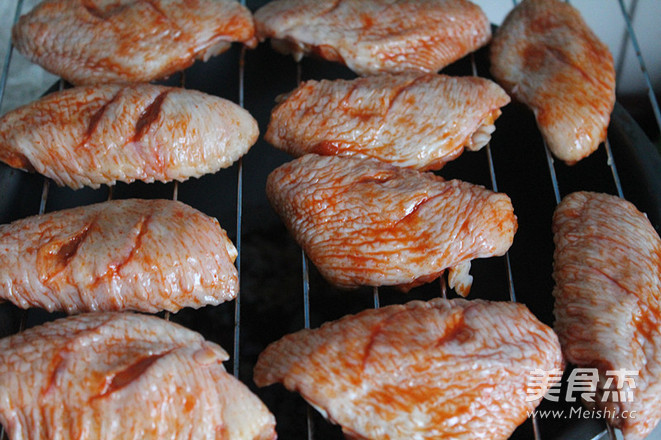 特色烤<a href=/shicai/rouqin/JiChi/index.html target=_blank><u>鸡翅</u></a>的做法