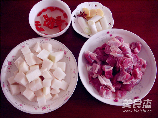 白<a href=/shicai/shucai/LuoBo/index.html target=_blank><u>萝卜</u></a>炖<a href=/shicai/rouqin/YangRou/index.html target=_blank><u>羊肉</u></a>的做法