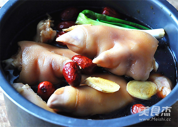 电压力锅版卤<a href=/shicai/rouqin/ZhuTi/index.html target=_blank><u>猪蹄</u></a>的做法