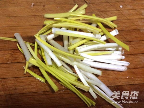 凉拌五香<a href=/shicai/mimian/DouFu/index.html target=_blank><u>豆腐</u></a>干的做法