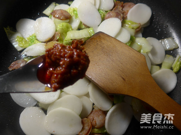 麻辣<a href=/shicai/rouqin/XiangChang/index.html target=_blank><u>香肠</u></a><a href=/shicai/shucai/BaiCai/index.html target=_blank><u>白菜</u></a>炒<a href=/shicai/mimian/NianGao/index.html target=_blank><u>年糕</u></a>的做法
