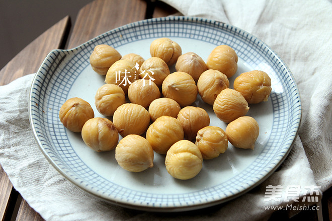 元肉<a href=/shicai/shucai/BaiHe/index.html target=_blank><u>百合</u></a><a href=/shicai/guopin/LiZi/index.html target=_blank><u>栗子</u></a>糖水的做法