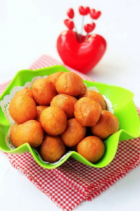 炸<a href=/shicai/shucai/HuLuoBo/index.html target=_blank><u>胡<a href=/shicai/shucai/LuoBo/index.html target=_blank><u>萝卜</u></a></u></a>丸子