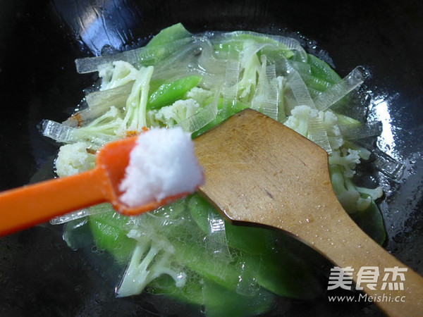 <a href=/shicai/shucai/HuaCai/index.html target=_blank><u>花菜</u></a><a href=/shicai/mimian/FenPi/index.html target=_blank><u>粉皮</u></a>煮<a href=/shicai/shucai/WoSun/index.html target=_blank><u>莴笋</u></a>的做法