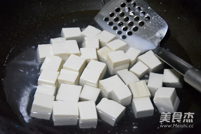 <a href=/shicai/shuichanpin/15533.html target=_blank><u>蟹黄</u></a><a href=/shicai/mimian/DouFu/index.html target=_blank><u>豆腐</u></a>家常做法的做法