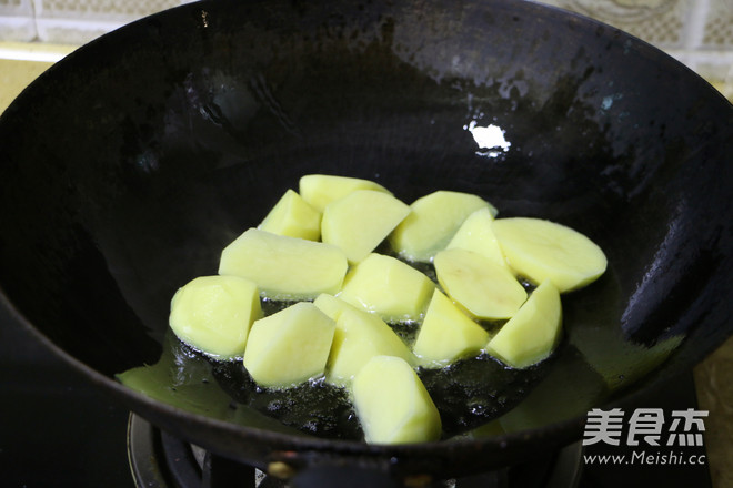 <a href=/shicai/shucai/HuLuoBo/index.html target=_blank><u>胡<a href=/shicai/shucai/LuoBo/index.html target=_blank><u>萝卜</u></a></u></a><a href=/shicai/shucai/TuDou/index.html target=_blank><u>土豆</u></a>炖<a href=/shicai/rouqin/NiuRou/index.html target=_blank><u>牛肉</u></a>的做法