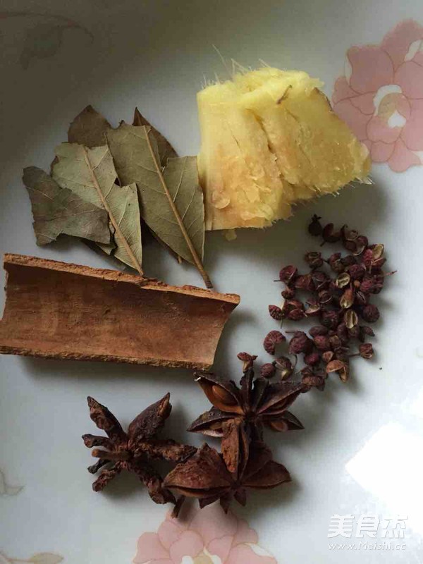 <a href=zt/hsszt target=_blank><u>红烧狮子头</u></a>的做法