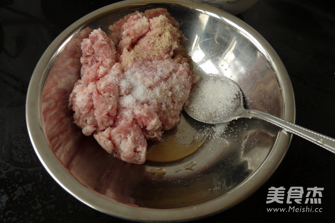 <a href=/shicai/mimian/YanMai/index.html target=_blank><u>燕麦</u></a><a href=/shicai/guopin/ZhiMa/index.html target=_blank><u>芝麻</u></a>肉丸的做法