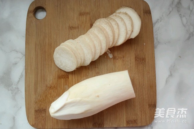 王府<a href=/shicai/diaoweipin/CongYou/index.html target=_blank><u>葱油</u></a><a href=/shicai/shucai/XingBaoGu/index.html target=_blank><u><a href=/shicai/guopin/Xing/index.html target=_blank><u>杏</u></a>鲍菇</u></a>的做法