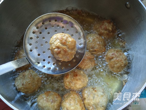 <a href=zt/hsszt target=_blank><u>红烧狮子头</u></a>的做法