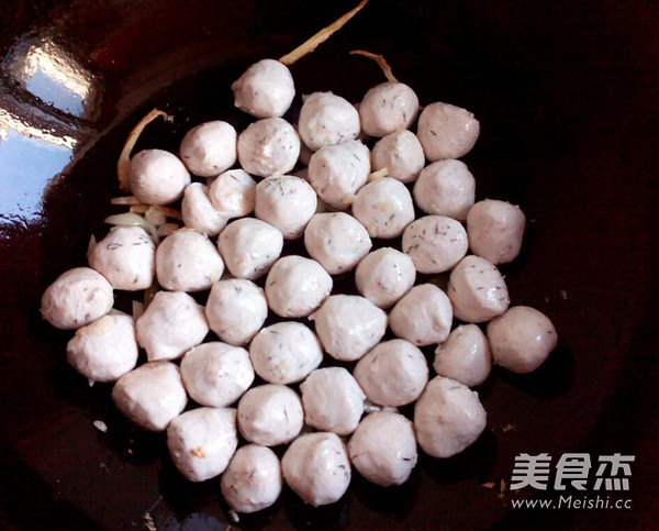 油焖<a href=/shicai/shuichanpin/YuWan/index.html target=_blank><u>鱼丸</u></a>的做法