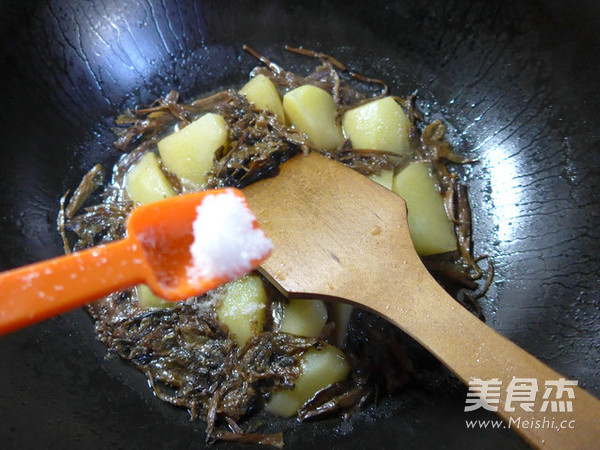 笋干菜煮<a href=/shicai/shucai/TuDou/index.html target=_blank><u>土豆</u></a>的做法