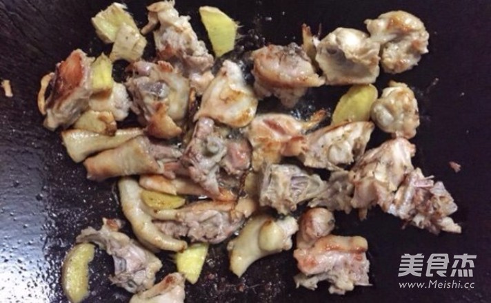 <a href=/shicai/shucai/BanLi/index.html target=_blank><u>板栗</u></a>焖鸡的做法