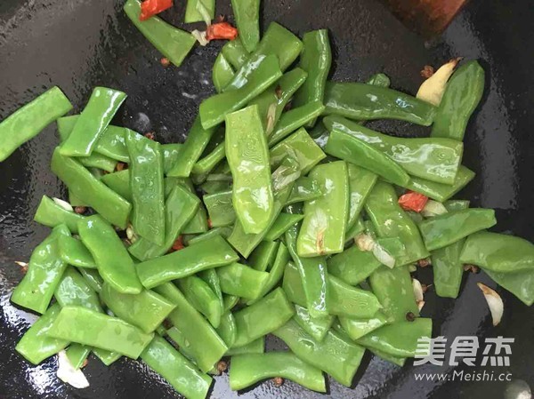 干煸<a href=/shicai/mimian/YunDou/index.html target=_blank><u>芸豆</u></a>的做法