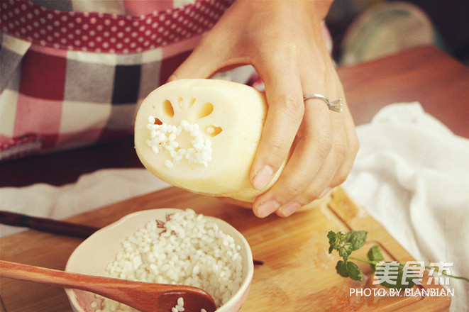 <a href=/shicai/shucai/GuiHua/index.html target=_blank><u>桂花</u></a><a href=/shicai/mimian/NuoMi/index.html target=_blank><u>糯米</u></a><a href=/shicai/shucai/Ou/index.html target=_blank><u>藕</u></a>的做法