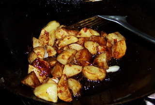 素菜荤吃的红烧<a href=/shicai/shucai/TuDou/index.html target=_blank><u>土豆</u></a>的做法步骤:6