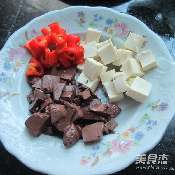 <a href=/shicai/shucai/XiQin/index.html target=_blank><u>西芹</u></a><a href=/shicai/rouqin/zhuXue/index.html target=_blank><u>猪<a href=/shicai/rouqin/Xue/index.html target=_blank><u>血</u></a></u></a><a href=/shicai/mimian/DouFu/index.html target=_blank><u>豆腐</u></a>丁的做法