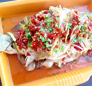 剁椒蒸<a href=/shicai/shuichanpin/LuYu/index.html target=_blank><u>鲈鱼</u></a>