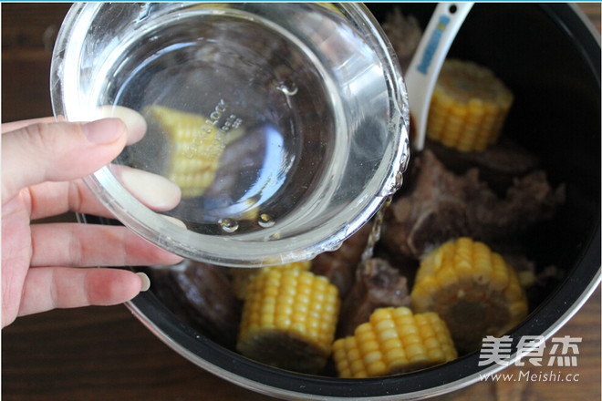 #苏泊尔# <a href=/shicai/mimian/YuMi/index.html target=_blank><u>玉米</u></a>炖<a href=/shicai/rouqin/PaiGu/index.html target=_blank><u>排骨</u></a>的做法