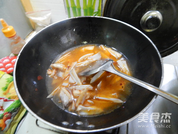 香辣<a href=/shicai/shucai/TuDou/index.html target=_blank><u>土豆</u></a>鸡软骨的做法