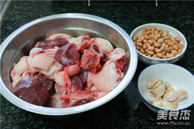 #六月鲜#<a href=/shicai/guopin/HuaSheng/index.html target=_blank><u>花生</u></a>煲猪手的做法