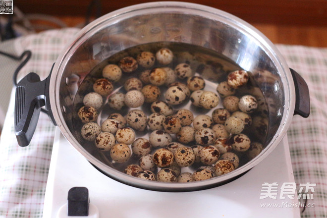 五香<a href=/shicai/rouqin/AnChun/index.html target=_blank><u>鹌鹑</u></a>蛋的做法