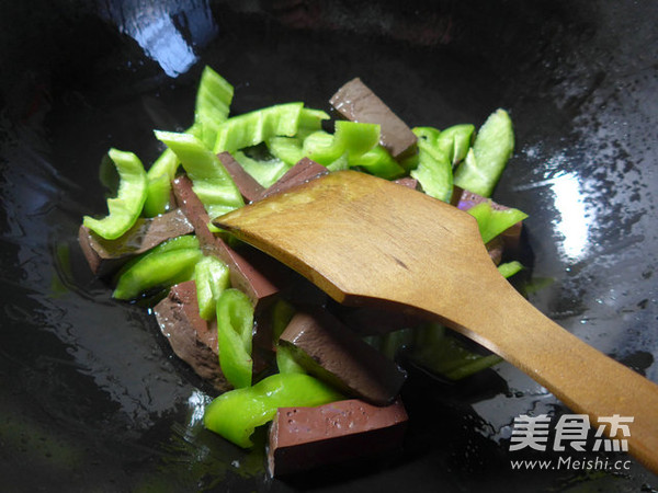 尖椒炒<a href=/shicai/rouqin/E/index.html target=_blank><u>鹅</u></a><a href=/shicai/rouqin/Xue/index.html target=_blank><u>血</u></a>的做法