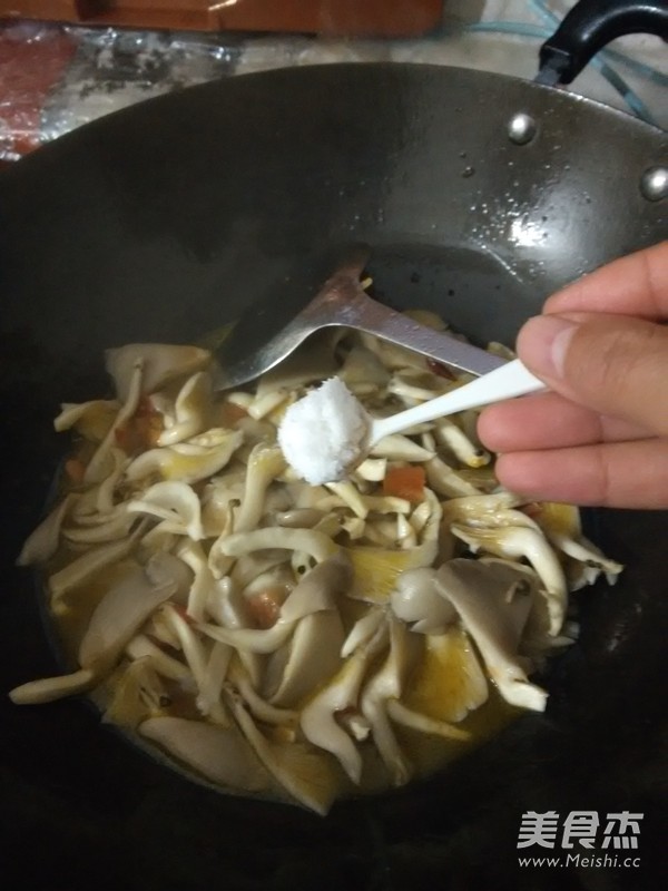 家常炒<a href=/shicai/shucai/MoGu/index.html target=_blank><u>蘑菇</u></a>的做法