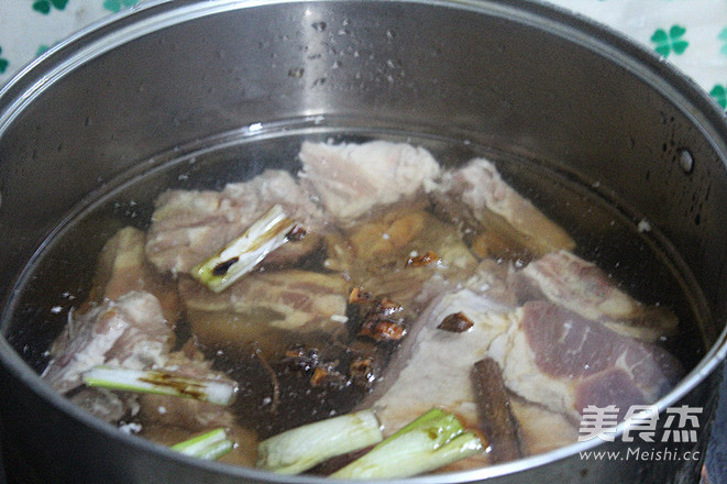 酸菜<a href=/shicai/rouqin/PaiGu/index.html target=_blank><u>排骨</u></a>的做法