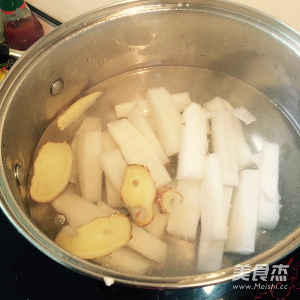 <a href=/shicai/shucai/LuoBo/index.html target=_blank><u>萝卜</u></a>番茄煲<a href=/shicai/shuichanpin/YuWei/index.html target=_blank><u>鱼尾</u></a>的做法