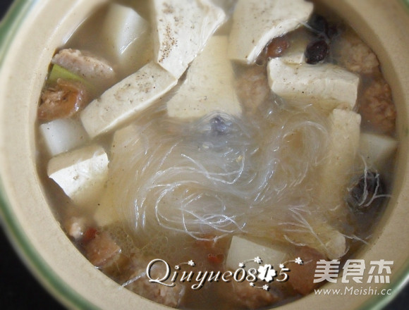 白<a href=/shicai/shucai/LuoBo/index.html target=_blank><u>萝卜</u></a>炖<a href=/shicai/mimian/DouFu/index.html target=_blank><u>豆腐</u></a>小砂锅的做法