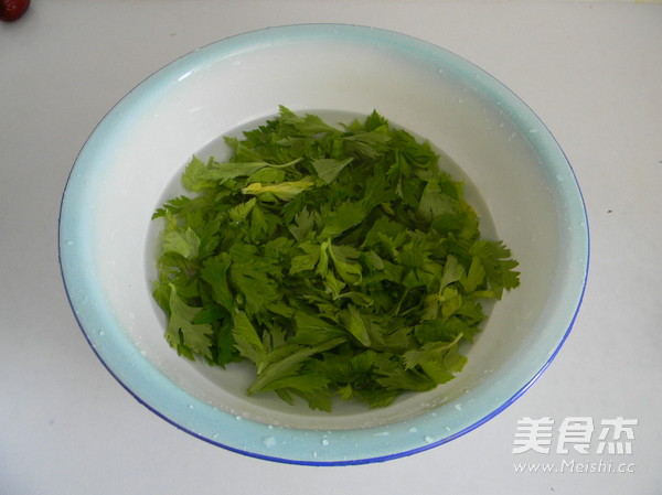 蒜香蒸<a href=/shicai/shucai/QinCai/index.html target=_blank><u>芹菜</u></a>叶的做法