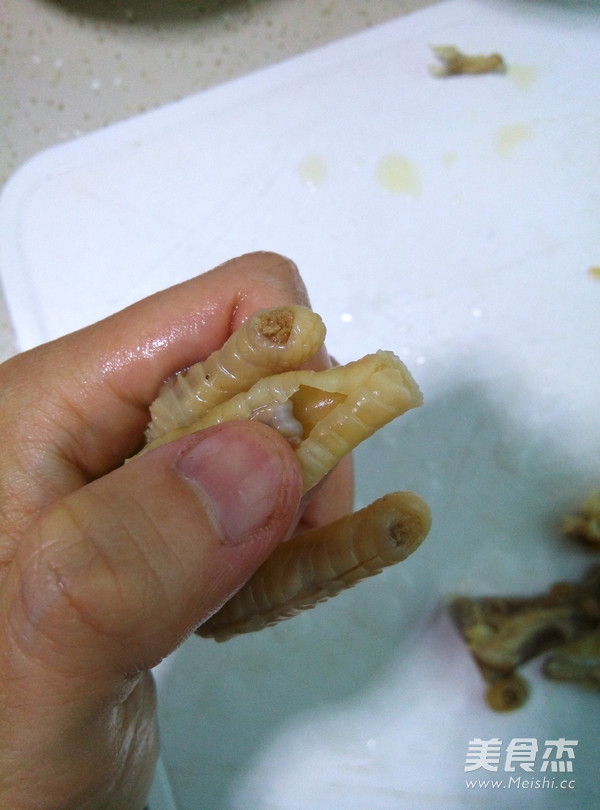 红烧无骨<a href=/shicai/rouqin/JiZha/index.html target=_blank><u>鸡爪</u></a>(含脱骨法)的做法