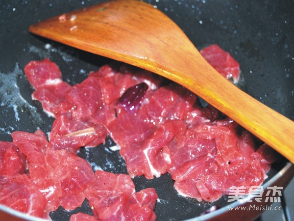 <a href=/shicai/shucai/YangCong/index.html target=_blank><u>洋葱</u></a>炒<a href=/shicai/rouqin/NiuRou/index.html target=_blank><u>牛肉</u></a>片的做法
